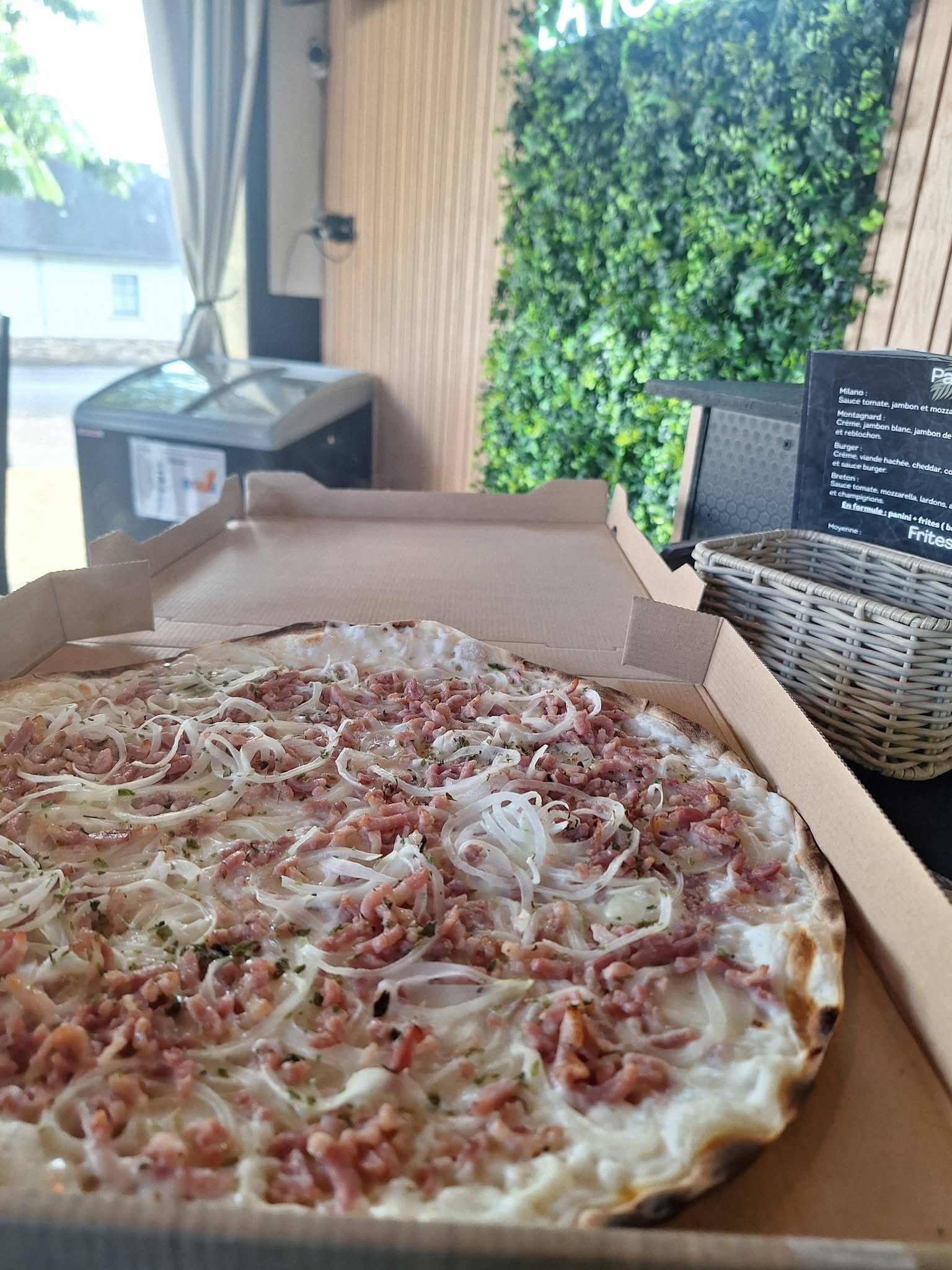 Pizza Alsacienne à la crème, lardons et oignons dans sa boîte
